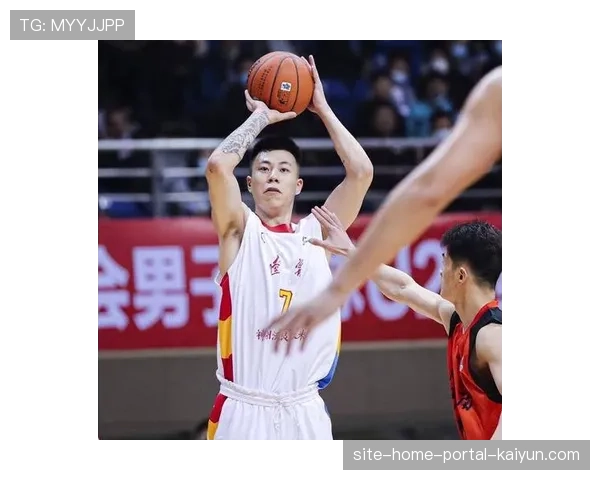 张镇麟11分6板攻防均衡 上海锋线防守价值凸显 张镇麟11分6板攻防均衡 上海锋线防守价值凸显